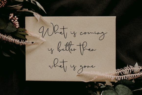 Antoinette Font - Preview 1