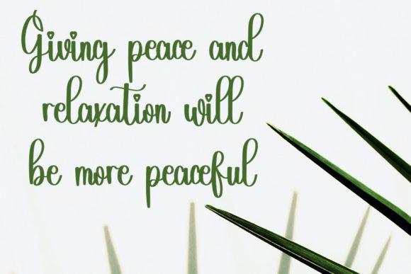 Flowertail Font - Preview 3
