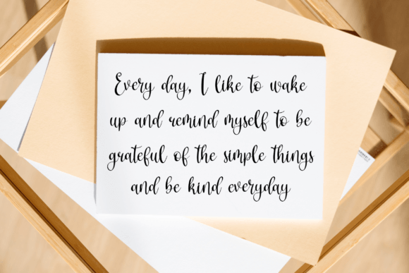 Cristalake Font - Preview 3