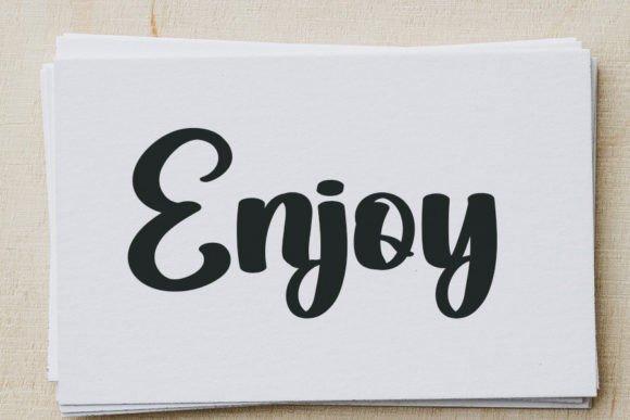 Credibly Font - Preview 1