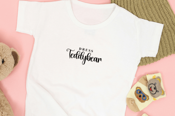 Huldigen Font font preview - 3