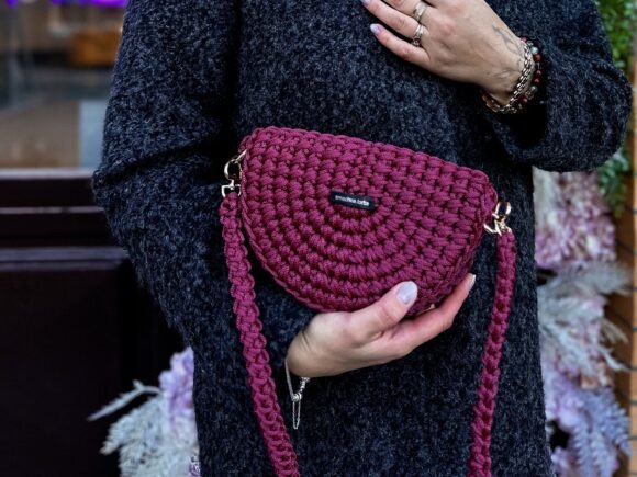 Crochet Pattern Half Moon Bag PDF and Video - free crochet bag pattern
