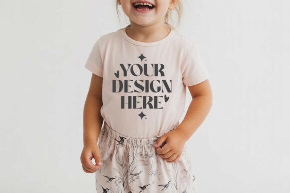 3321 Toddler Flatlay T-Shirt Mock-up Illustration Maquettes de Produits Par MocksStudio