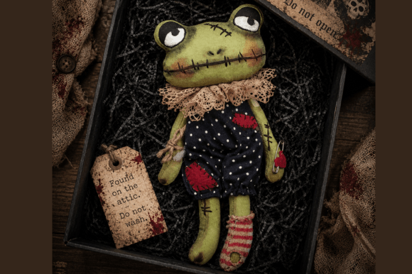 🐸 Vintage Halloween Attic Frog Sewing P