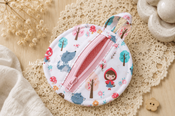 Round coin purse with zipper opening and fabric loop sewing project